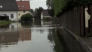 Überfluteter Straßenzug in Altenmünster während Juni-Hochwasser | Bild: BR