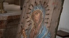 Ikone zeigt Maria mit dem Jesuskind mit einem Heiligenschein aus Patronenhülsen | Bild: BR