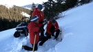 Drei Männer prüfen Schneebeschaffenheit am Berg | Bild: BR