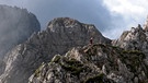 Person läuft am Mittenwalder Höhenweg | Bild: BR