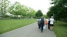 Personen spazieren durch den Petuelpark in München | Bild: BR
