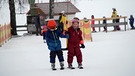 Kinder fahren in einem Schlepplift | Bild: BR