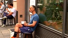 Mann sitzt mit einer Kaffeetasse vor einem Fenster | Bild: BR