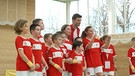 Gruppenaufstellung von Kindern mit Thomas Müller | Bild: BR