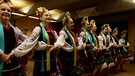 Frauen in Tracht beim ukrainischen Volkstanz | Bild: BR