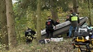 Polizisten tragen Boot  | Bild: BR