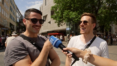 Zwei Männer geben Interview | Bild: BR