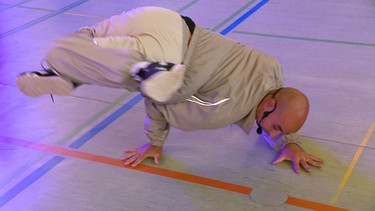 Große Aufregung am Erlanger Emmy-Noether-Gymnasium: Dort gewann eine 6. Klasse einen bundesweiten Wettbewerb im Breakdance. Nun bereiten sich die Schüler auf den Besuch von Abdel Chouari vor - dem vierfachen Breakdance-Weltmeister. | Bild: BR