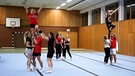 "Dashing Panthers" trainieren in einer Sporthalle | Bild: BR