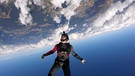 Fallschirmspringerin im freien Fall | Bild: BR