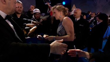 Kate Winslet ist von Fans umrundet | Bild: BR