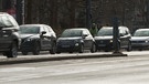 Mehrere graue Autos fahren auf einer Straße | Bild: BR