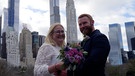 Hochzeitspaar vor der Skyline von New York | Bild: BR