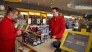 Mann kauft im Lego-Shop ein | Bild: BR