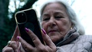 Dame schaut auf ihr Handy | Bild: BR