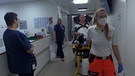 Sanitäterinnen bringen Patienten in Schweinfurter Leopoldina-Krankenhaus | Bild: BR