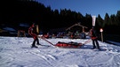 Zwei Skiwacht-Mitarbeiter bergen Verletzten auf Piste | Bild: BR