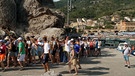 Touristenmassen an einem italienischen Küstenabschnitt | Bild: BR