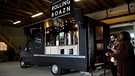 Die mobile Bar "Rolling Boazn", beim Soundcheck für ihre Generalprobe | Bild: BR / Ferdinand Spes