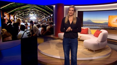 BR-Moderatorin Julia Scharf im Studio | Bild: BR