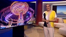 BR-Moderatorin Julia Scharf im Studio | Bild: BR