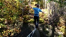 Lukas Irmler auf der Slackline bei Rosenheim | Bild: BR