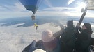 Mann läuft auf Slackline zwischen zwei Heißluftballonen | Bild: BR