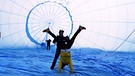 Friedi und Lukas wärmen sich im Heißluftballon auf | Bild: BR