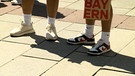 Generation Z entdeckt Sportsocken zu kurzen Hosen und Sandalen | Bild: BR