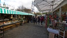 Menschen flanieren über den Münchner Viktualienmarkt | Bild: BR