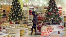 Weihnachtsbäume und festliche Dekorationsutensilien in einem Kaufhaus | Bild: picture alliance / dpa | Jens Kalaene