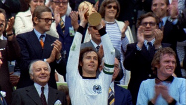 Franz Beckenbauer und Sepp Maier jubeln nach dem Gewinn der Weltmeisterschaft | Bild: BR