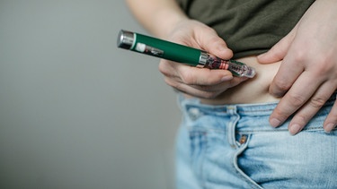 Eine Diabetikerin spritzt sich mit einem Pen Insulin in die Bauchfalte. | Bild: BR/Johanna Schlüter