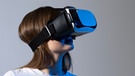 Eine Frau mit einer Virtual-Reality-Brille. Videospiele und Gesellschaftsspiele wie Brettspiele werden immer häufiger gespielt. | Bild: colourbox.com