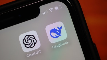 28.01.2025, Brandenburg, Sieversdorf: Die App des chinesischen KI-Start-ups DeepSeek (r) und die App von ChatGPT sind auf einem Smartphone zu sehen. Das chinesische Start-up DeepSeek hat mit der Aussicht auf günstigere Entwicklung Künstlicher Intelligenz ein Börsenbeben ausgelöst. Foto: Patrick Pleul/dpa +++ dpa-Bildfunk +++ | Bild: dpa-Bildfunk/Patrick Pleul