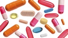 Mehrere bunte herabfallende Tabletten und Kapseln vor weißem Hintergrund. | Bild: stock.adobe.com/Pixel-Shot