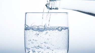 Mineralwasser wird in ein Glas eingegossen. | Bild: BR/Lisa Hinder