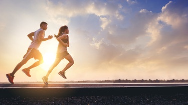 Ein junger Mann und eine junge Frau joggen gemeinsam. | Bild: stock.adobe.com/Panumas