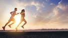 Ein junger Mann und eine junge Frau joggen gemeinsam. | Bild: stock.adobe.com/Panumas