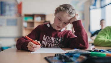 Schüler während einer Schulaufgabe. | Bild: BR/Julia Müller