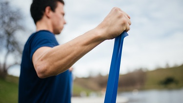 Ein Mann beim Sport im Olympiapark. | Bild: BR/Julia Müller