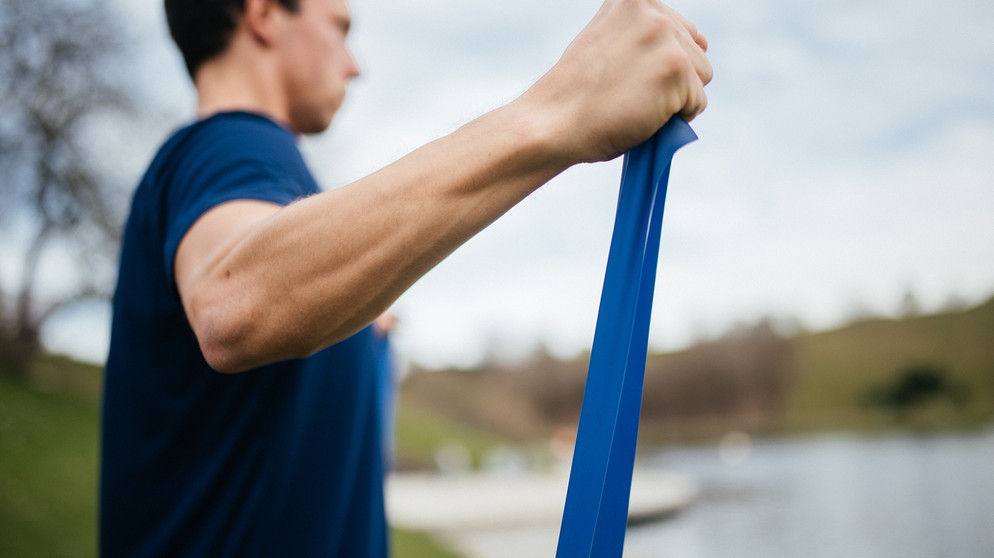 Ein Mann beim Sport im Olympiapark. | Bild: BR/Julia Müller