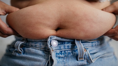 Eine Frau hält sich ihren dicken Bauch. | Bild: BR/Julia Müller