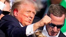 13.07.2024, USA, Butler: Der ehemalige US-Präsident Donald Trump reagiert nach einem Attentat auf einer Wahlkampfveranstaltung. Foto: Gene J. Puskar/AP +++ dpa-Bildfunk +++ | Bild: dpa-Bildfunk/Gene J. Puskar