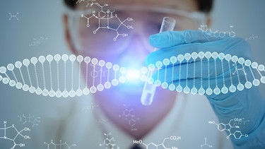 Ein Wissenschaftler hält ein Reagenzglas. DNA Illustrationen im Vordergrund. | Bild: stock.adobe.com/metamorworks