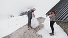 Fotografin fotografiert Hochzeitspaar auf der Zugspitze | Bild: BR