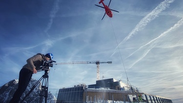 Kameramann Manuel Mellacher bei den Dreharbeiten beim Bau der neuen Bergstation am Dachstein | Bild: Christian Prates