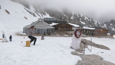 Hochzeitsfotografin mit Hochzeitspaar auf der Zugspitze | Bild: BR