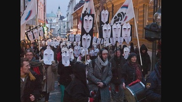 Demonstration mit Papiermasken | Bild: BR