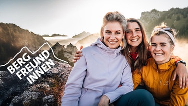 Antonia Schlosser und Katharina Kestler, Logo Bergfreundinnen | Bild: BR/Jens Scheibe; Bearbeitung: Hintergrund mit Hilfe von KI verlängert